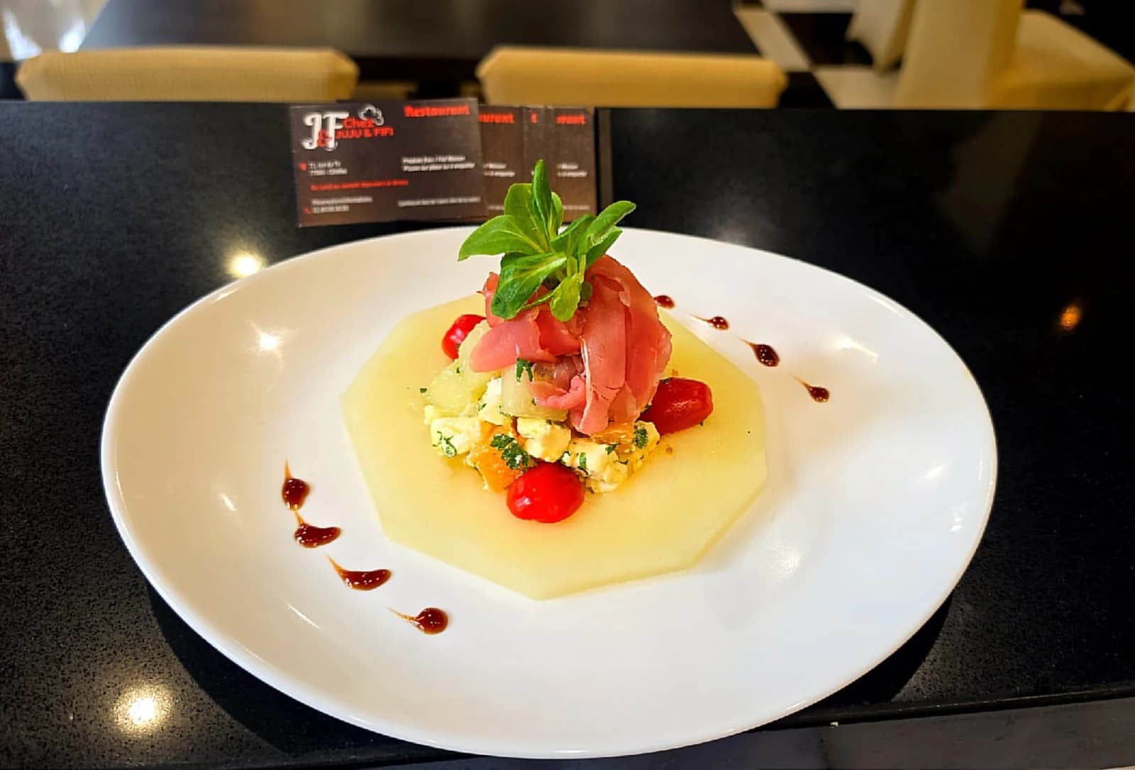 Pavé de melon en fraîcheur garni de tomates et de jambon cru